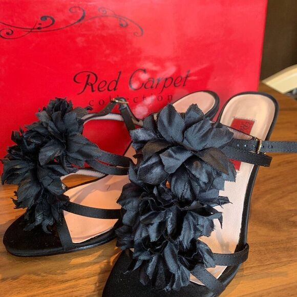 New clutch/purse/bag in crimson red velvet with gold tone metal, geometric - Picture 8 of 16